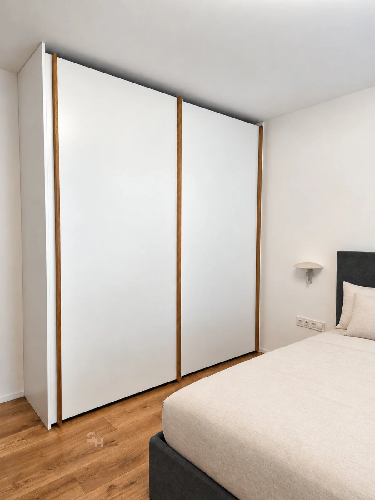 DTDSG — white sliding wardrobe with solid oak handles
