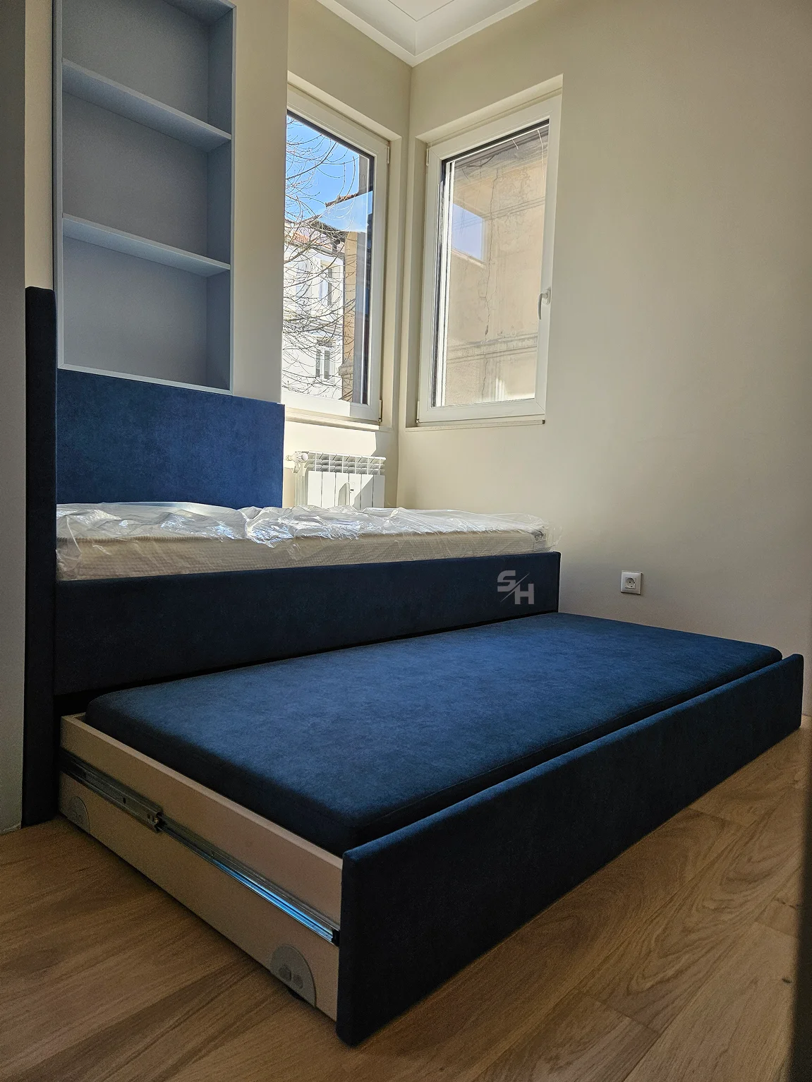 PSHM — pull-out guest bed beneath built-in shelving
