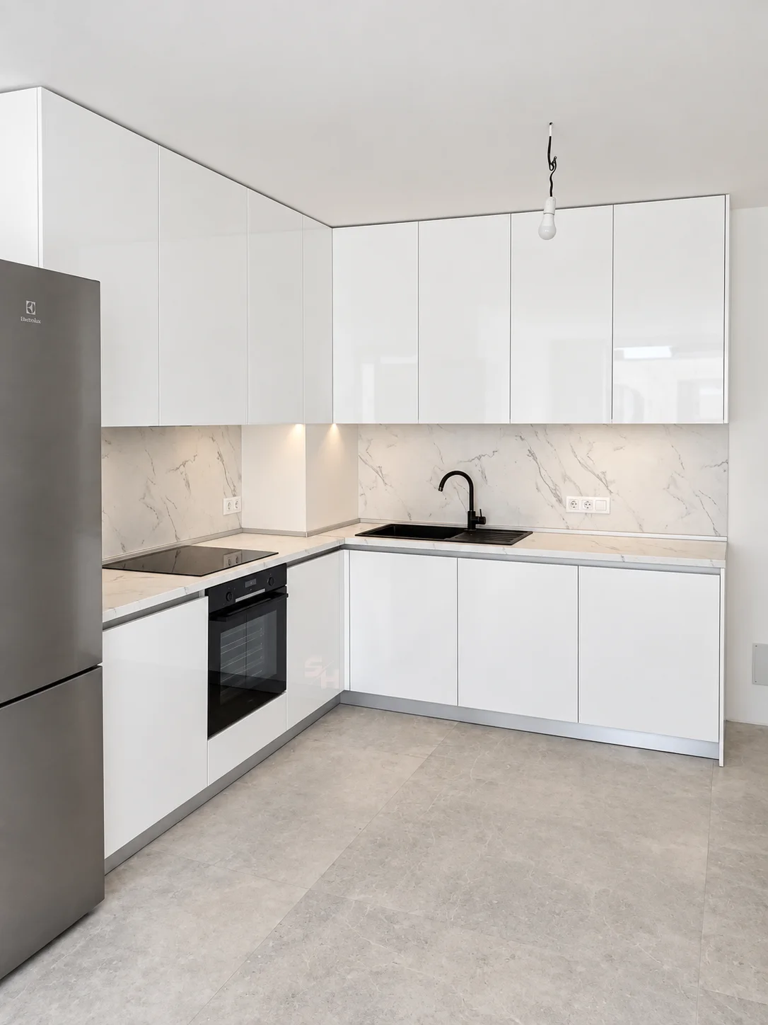 SHPI — kitchen with gloss painted MDF fronts and laminated chipboard carcasses