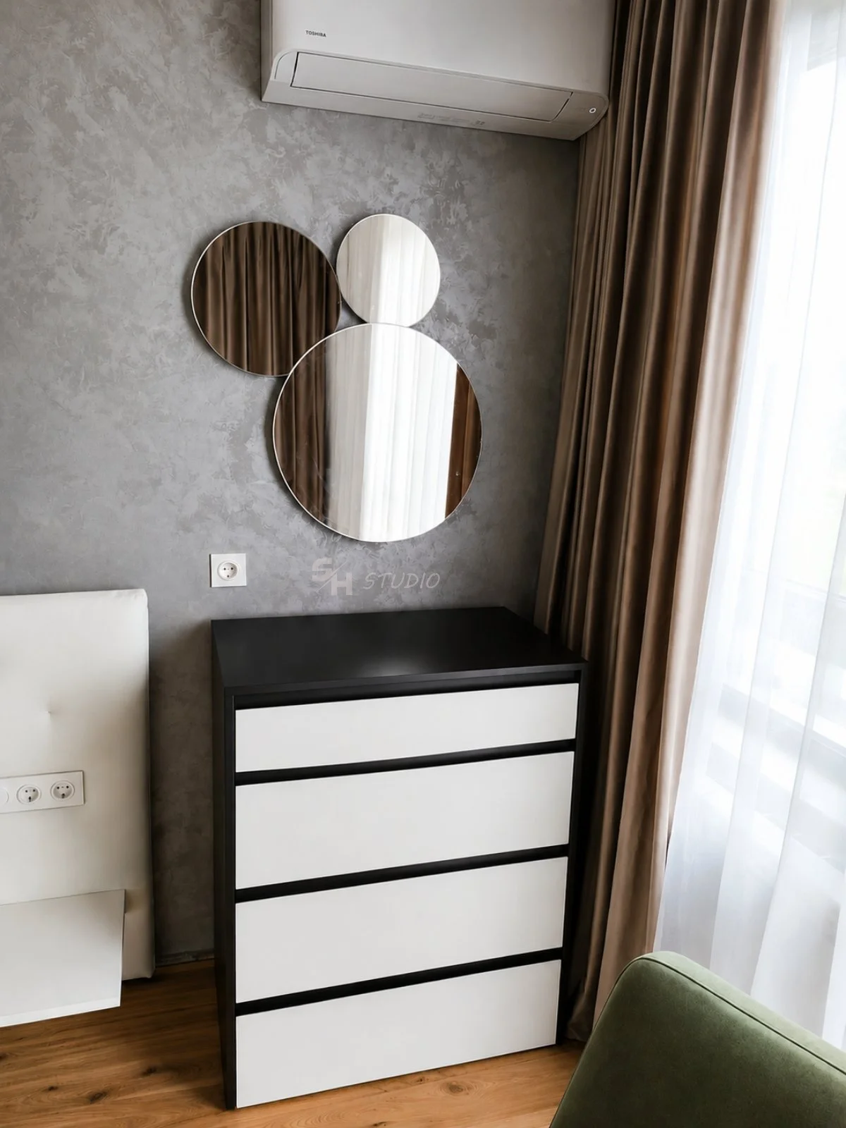 KDIA — two-colour chest of drawers beside the upholstered bed