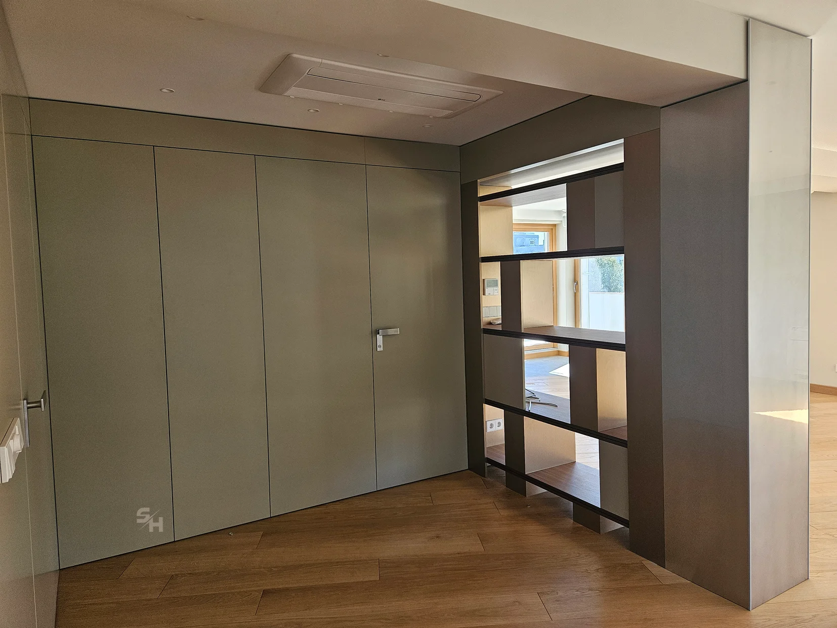 PSMM — super-matt wall panelling with a flush integrated door