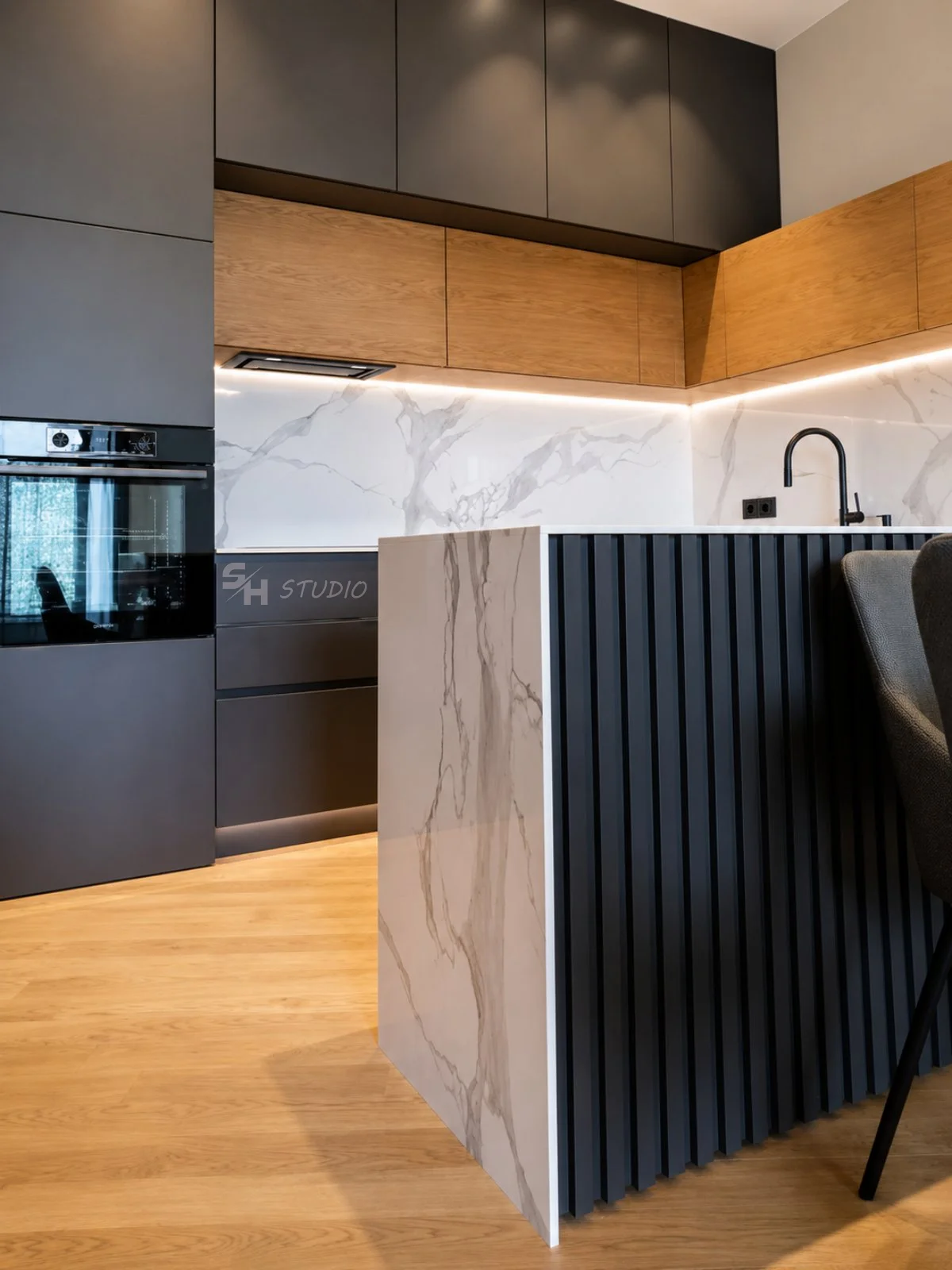 MMK Residence — dining area behind the slatted peninsula