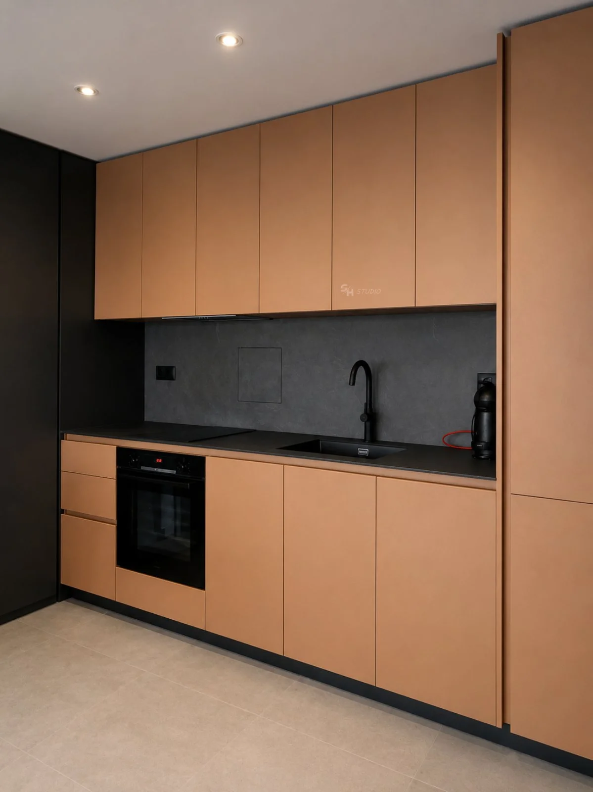ETS1 — kitchen in warm laminated chipboard with dark worktop and stone-effect backsplash
