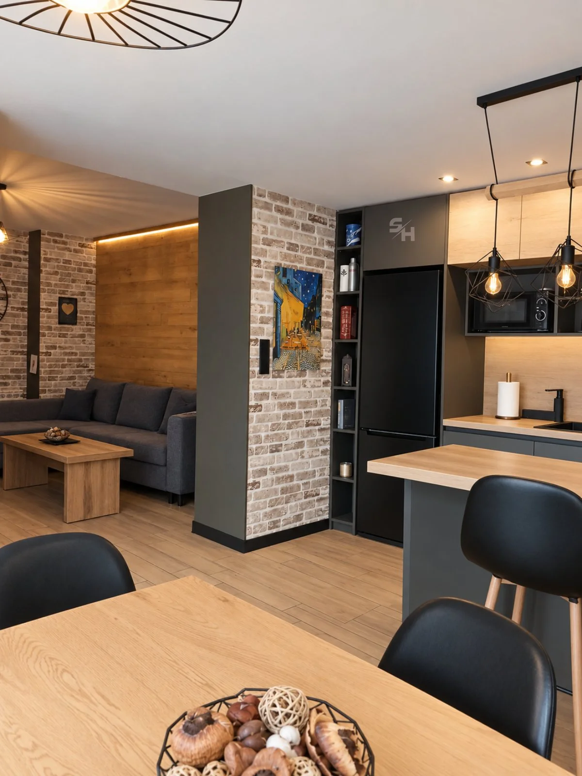 IATA — open kitchen, dining and living area