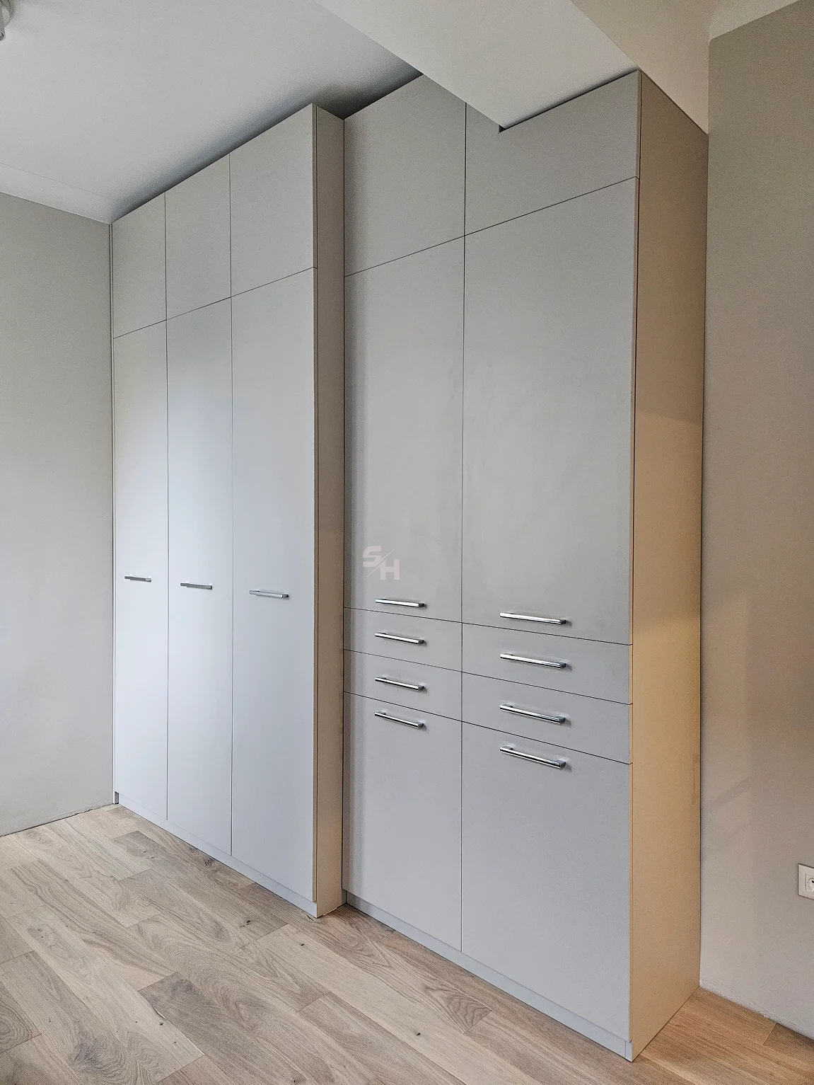 PSHM — full-height super-matt bedroom wardrobe