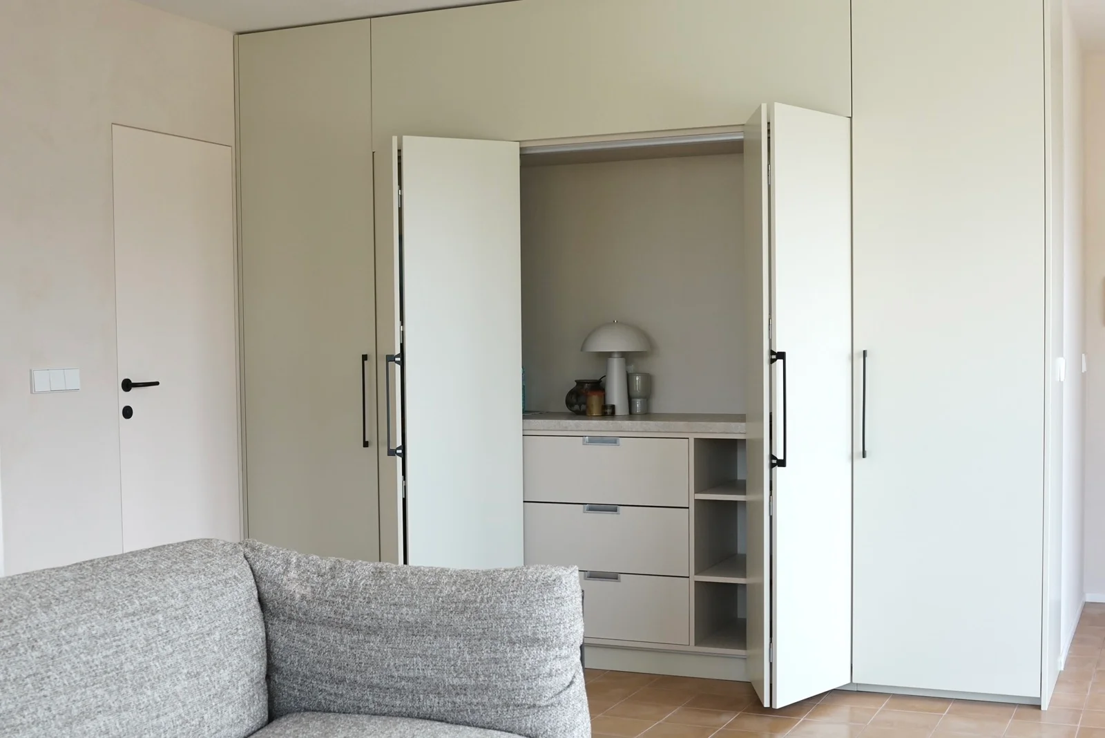 PSLR — kitchen, living and dining area in sandy tones with natural veneer