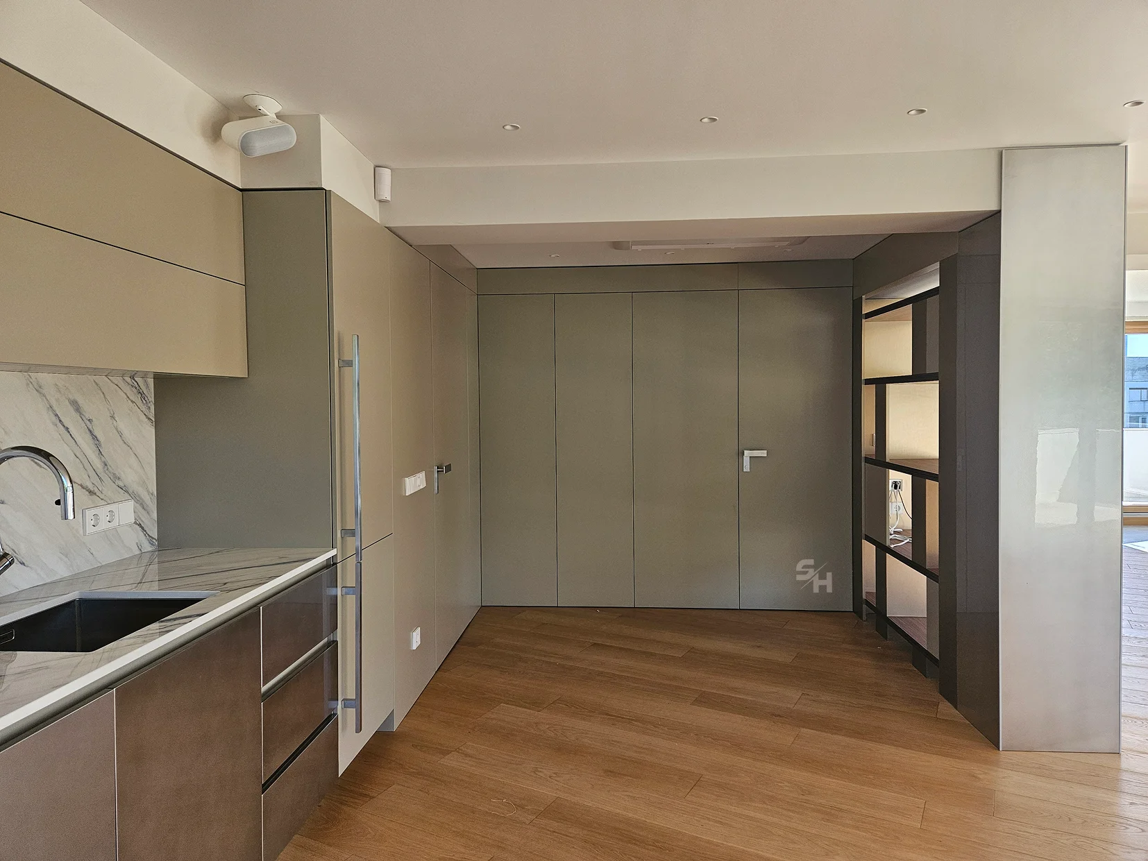 PSMM — passage from the kitchen to the panelled wardrobe wall