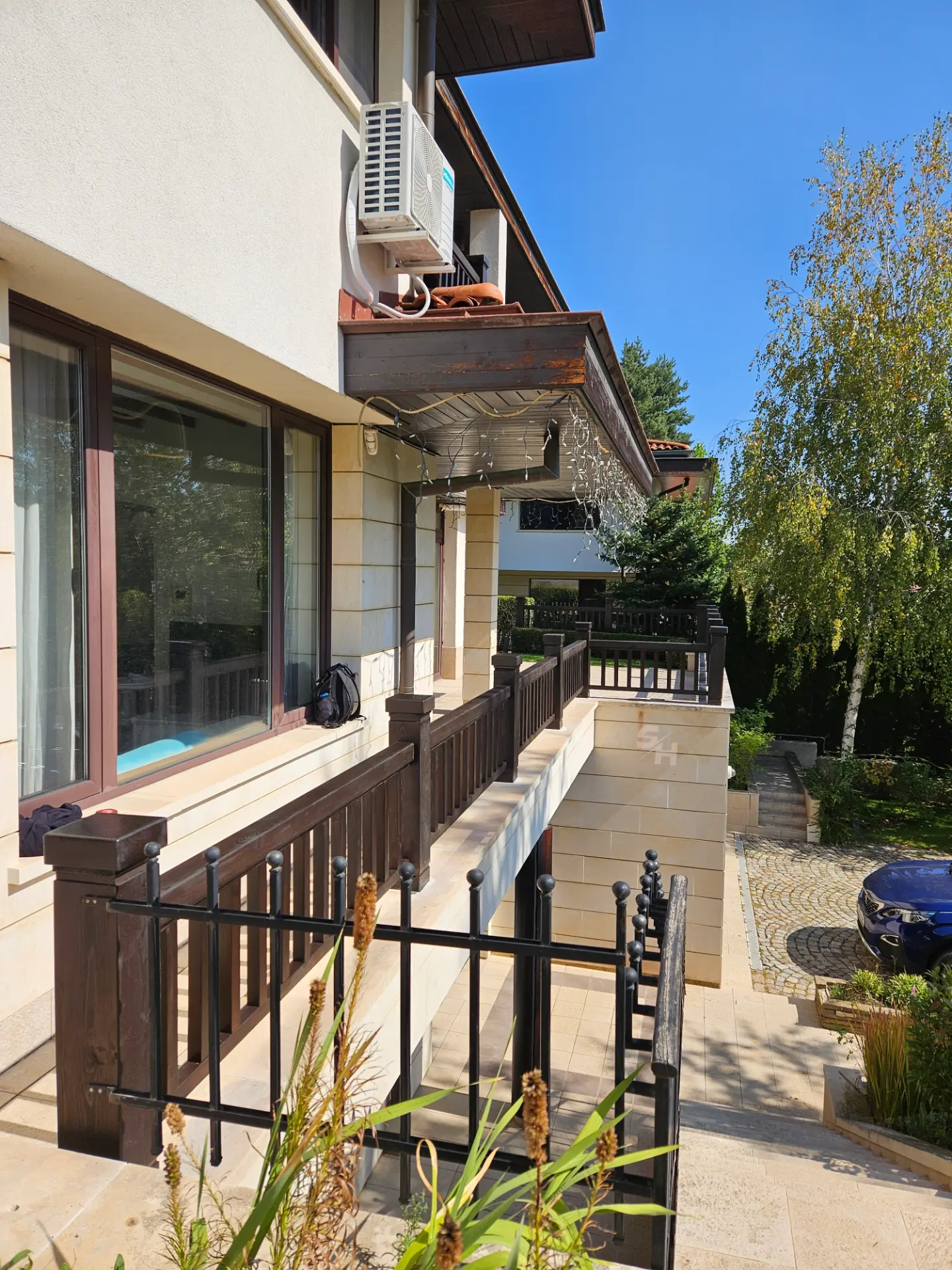 KPI Residence — solid-wood terrace railing