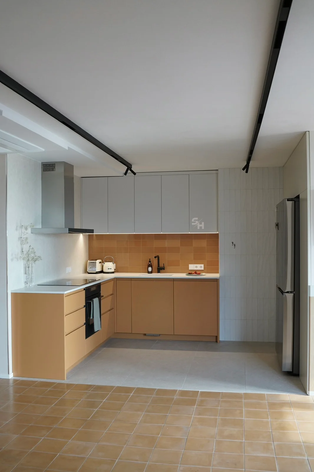 PSLR — kitchen, living and dining area in sandy tones with natural veneer