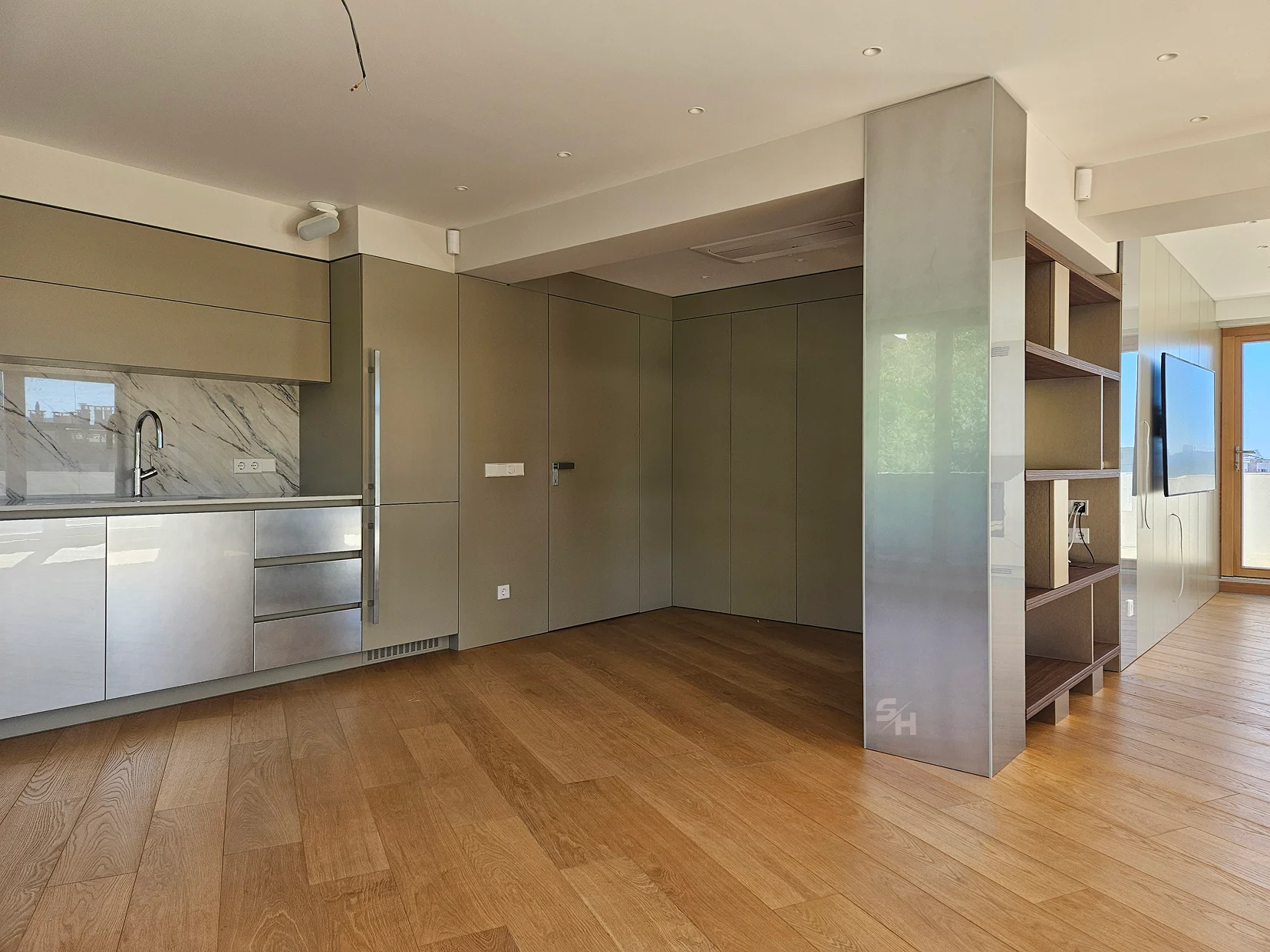 PSMM — chrome-clad column and divider shelving