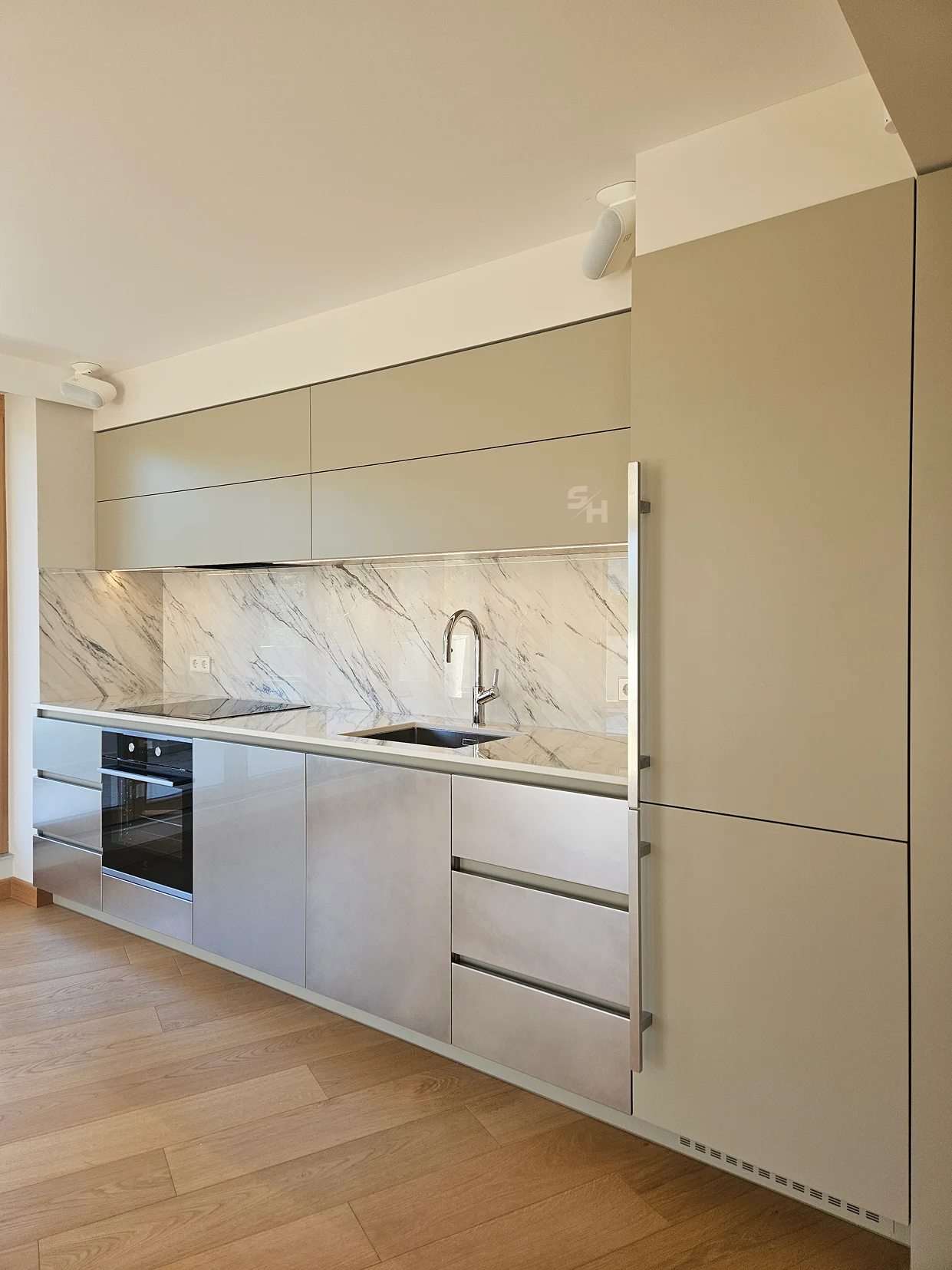 PSMM — kitchen run with tall super-matt housing and marble backsplash