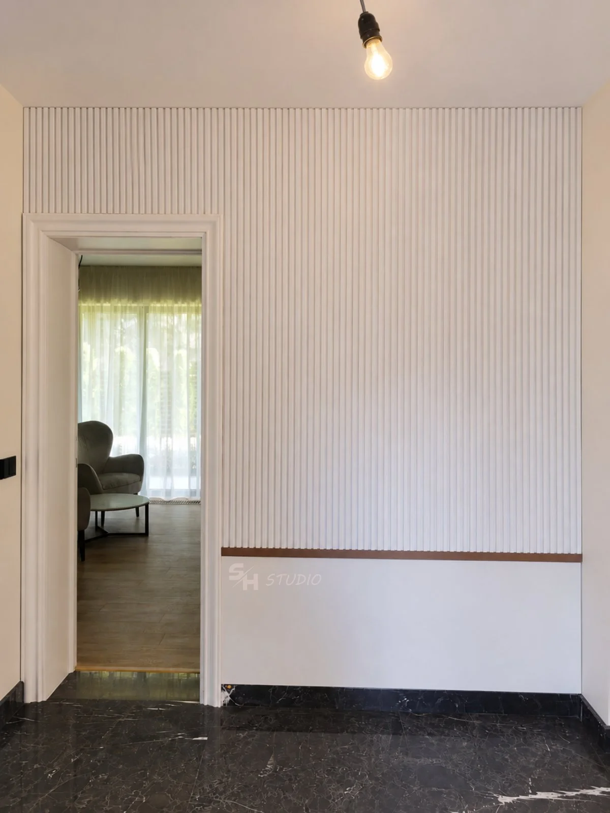 KDKS — white slatted wall panelling above the door opening