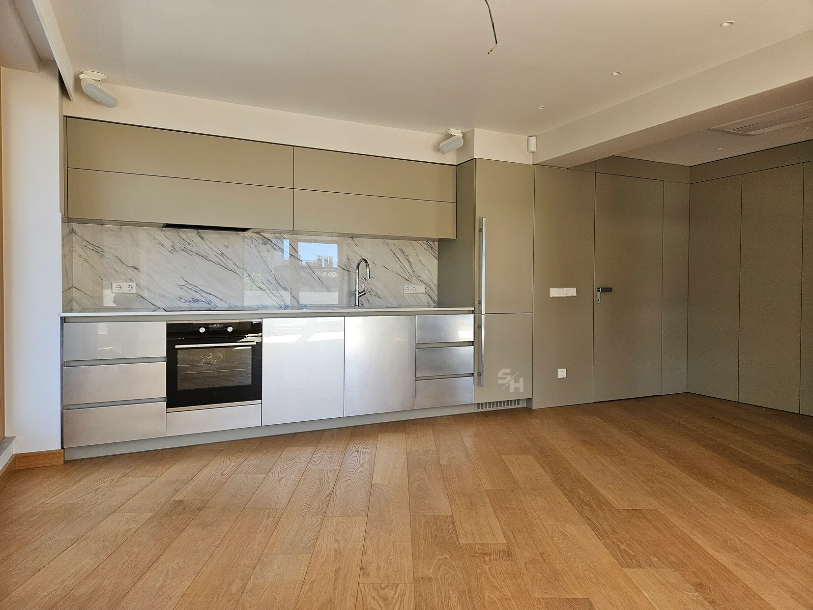 PSMM — linear kitchen with super-matt uppers and chrome lower fronts