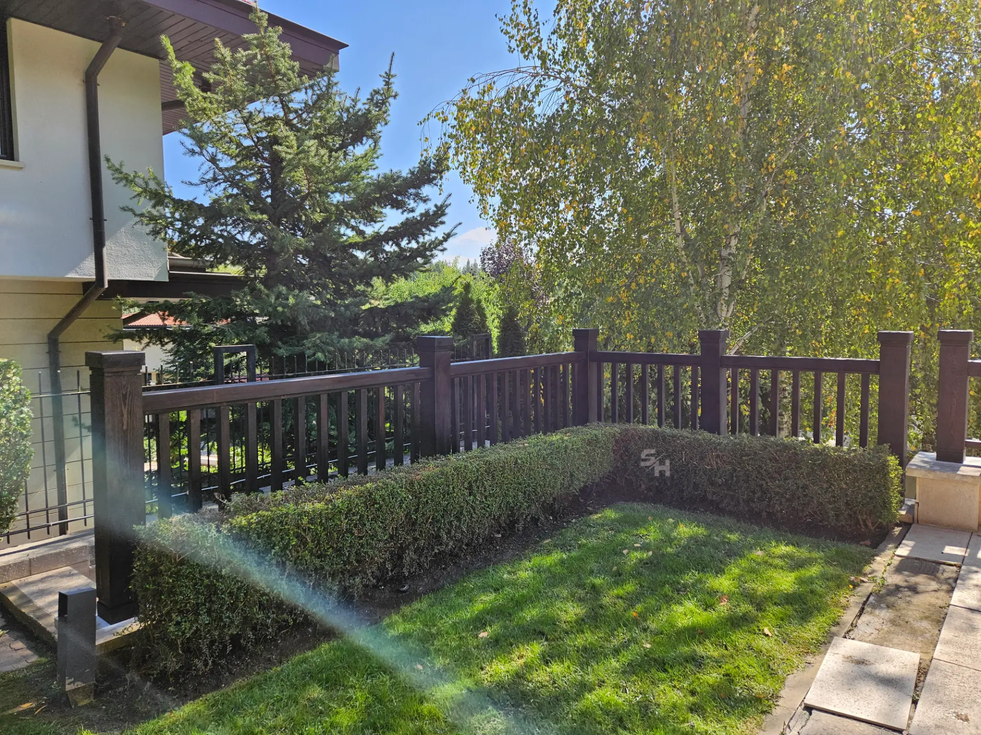 KPI Residence — solid-wood terrace railing