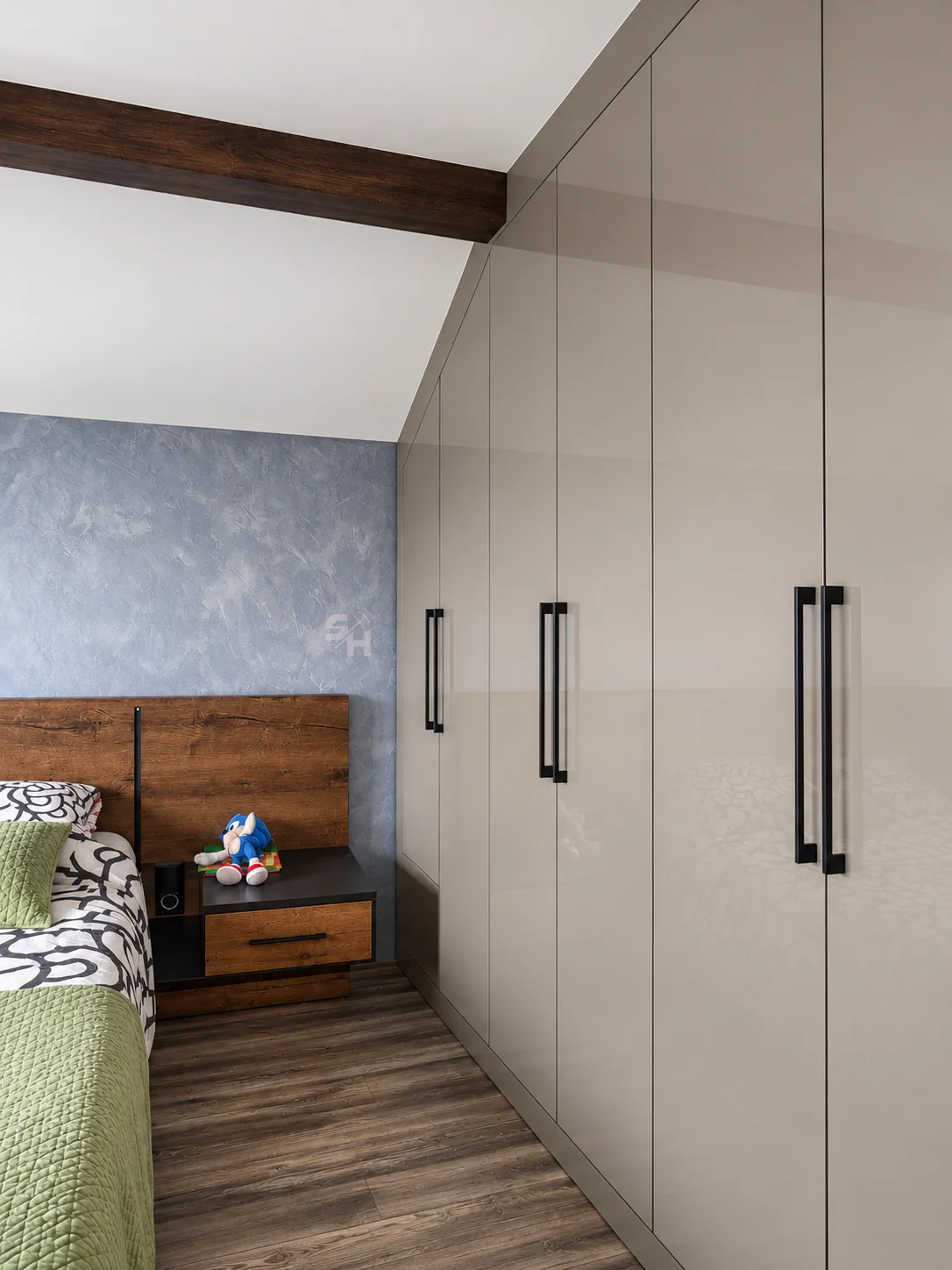 KAI — closed gloss wardrobe fitted around the roof beam