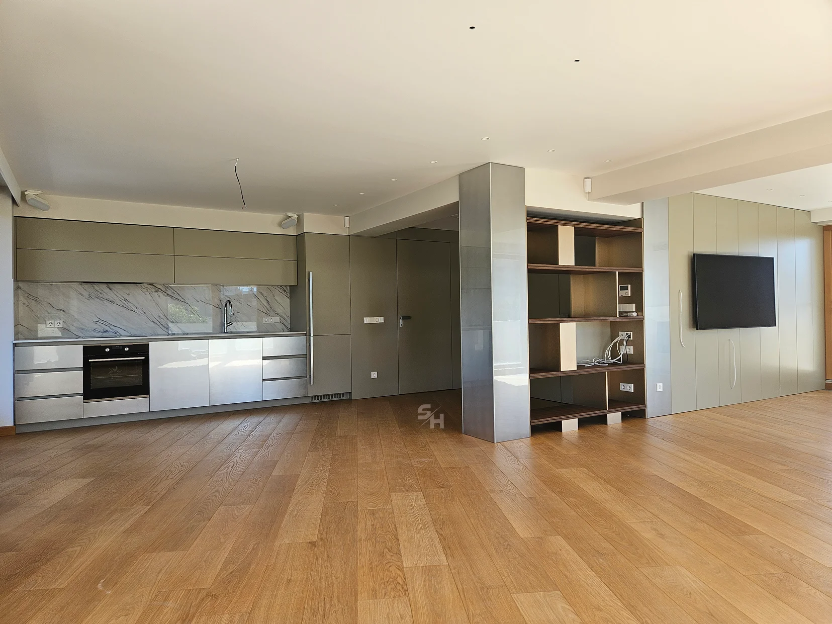PSMM — open-plan kitchen, divider and media wall