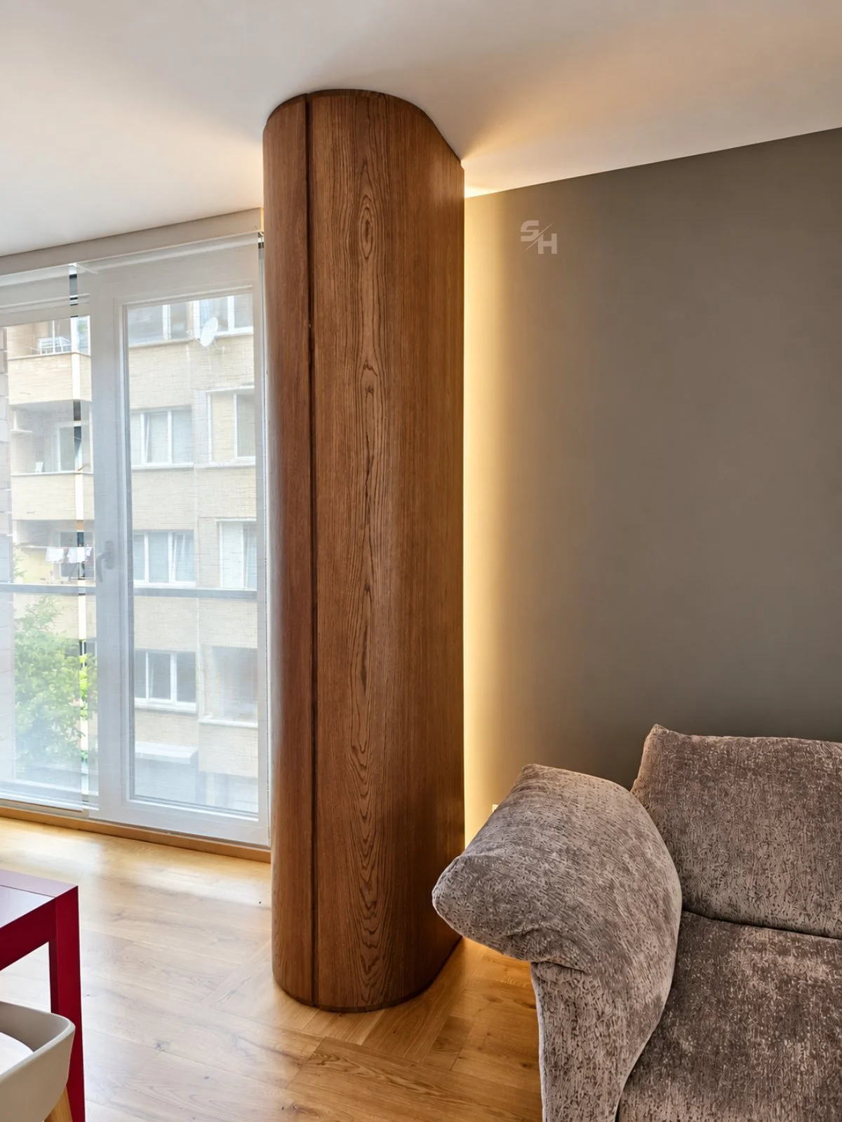 DTDSG — illuminated oak column by the window