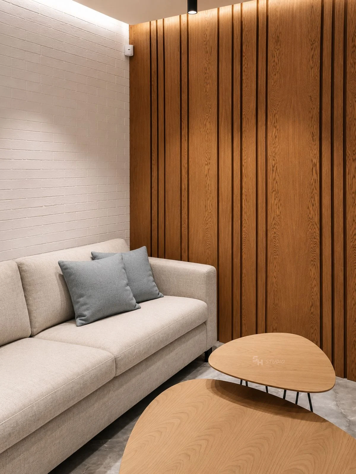 KDIA — oak-veneered MDF wall panelling with varied panel widths